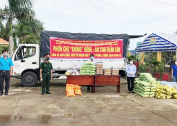 Ban Trị sự Phật giáo huyện Thủ Thừa ủng hộ 50 triệu đồng cho phiên chợ không đồng.