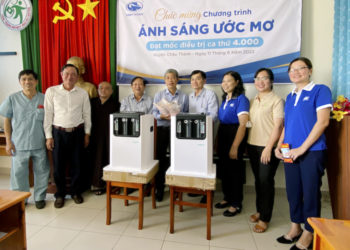 Ban Từ Thiện Tổ Đình Kim Cang hướng dẫn Cty CP Vĩnh Hoàn tài trợ Mổ Mắt