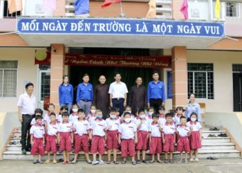 Ban trị sự GHPGVN huyện Thủ Thừa tặng quà trung thu 2022