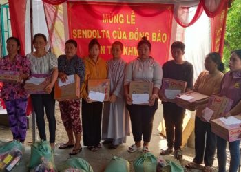 Tiêu đề :Tặng quà cho đồng bào Dân Tộc khmer, Mừng Lễ SENDOLTA