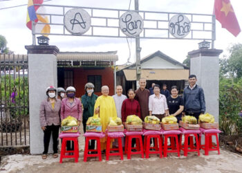 CHÙA LONG HOÀ THĂM VÀ TRAO TẶNG 100 PHẦN QUÀ CHO BÀ CON TẠI THÔN THẠCH SƠN, TỈNH ĐAK LAK