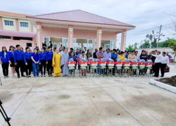 MỪNG XUÂN QUÝ MÃO – BTS GHPGVN HUYỆN THỦ THỪA TẶNG QUÀ CHO NGƯỜI KHMER