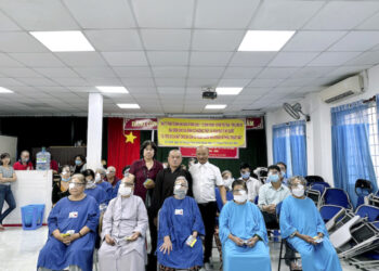 TỔ ĐÌNH KIM CANG VÀ GIA ĐÌNH CÔ HƯƠNG THUỶ TÀI TRỢ PHẪU THUẬT MẮT TẠI BV TP HCM