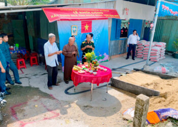 LỄ KHỞI CÔNG XÂY NHÀ TÌNH NGHĨA QUÂN DÂN TẠI ẤP BÀ PHỔ XÃ BÌNH THẠNH