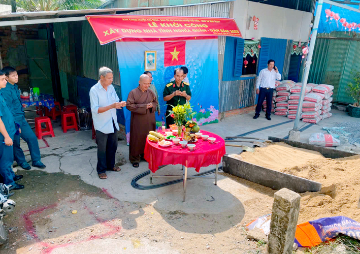 LỄ KHỞI CÔNG XÂY NHÀ TÌNH NGHĨA QUÂN DÂN TẠI ẤP BÀ PHỔ XÃ BÌNH THẠNH